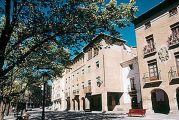 La plaza Santiago fue escaparate para 22 puestos de anticuarios