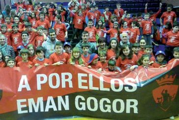 Los jugadores de Osasuna Oier Sanjurjo y Asier Riesgo visitaron Lizarra Ikastola