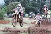 Veintidós pilotos en la carrera de motos Enduro Indoor de Ancín
