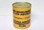 Los promotores del Monumento a los Abuelos distribuyen  110 huchas para colectas en los colegios
