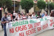 La Plataforma Stop Desahucios se concentra en defensa de dos afectados por ejecución hipotecaria