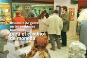 CALLE MAYOR 229 - AFLUENCIA DE GENTE EN LAS ENTIDADES BANCARIAS PARA EL CAMBIO DE MONEDA
