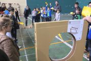 Campeonato de Aviones de Papel en el frontón Lizarra