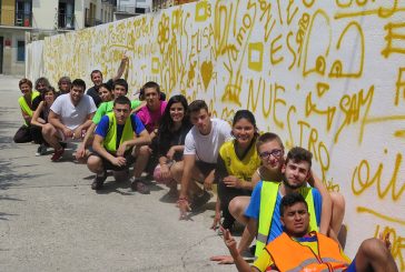 Un plan juvenil engalana el Casco Viejo con un toque festivo