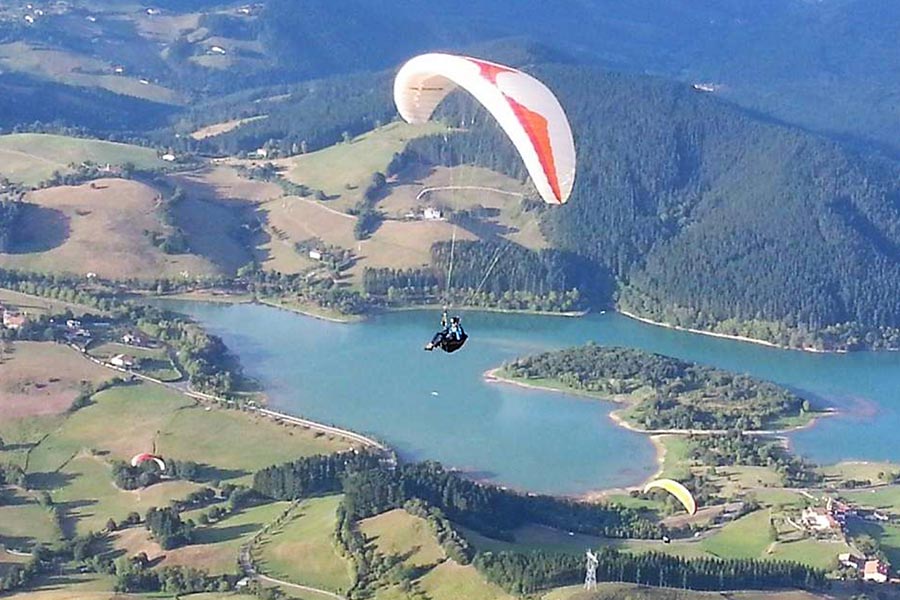 El vuelo en parapente se suma a la oferta de actividades de Tierras de Iranzu