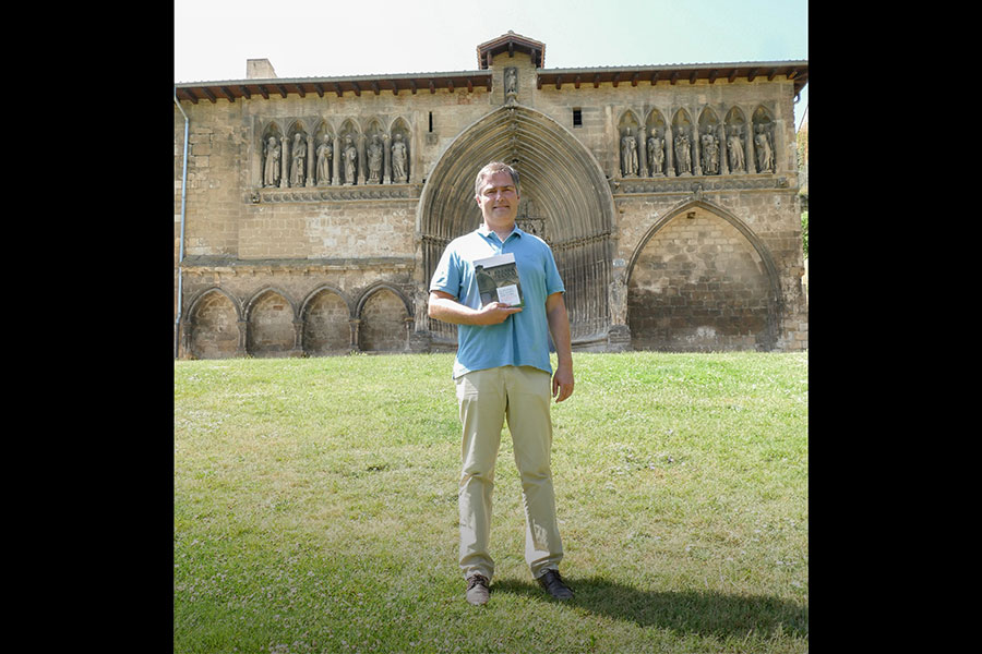 ENTREVISTA – Andrés Valencia – Escritor – “Me quedo con la historia de la parroquia y de la gente que hizo todo lo posible por conservarla” – Andrés Valencia –