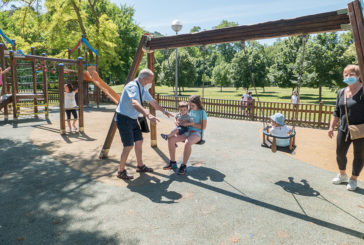 Los más pequeños vuelven a divertirse en los parques infantiles