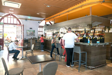 El placer de tomar el vino y el pincho en la barra del bar
