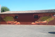 Un mural de 80 metros viste el almacén municipal de Murieta