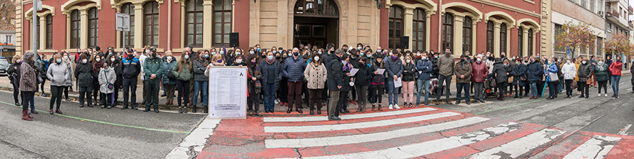 Cerca de 400 personas se concentraron ante el ayuntamiento contra la violencia machista