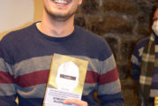 El joven estellés Julen Azcona presentó su novela debut, ‘Lodo’, en la biblioteca de Estella