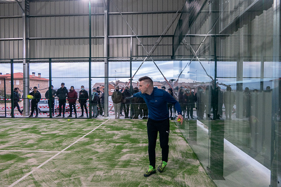 Muniáin inaugura una pista de pádel para los usuarios de la Merindad