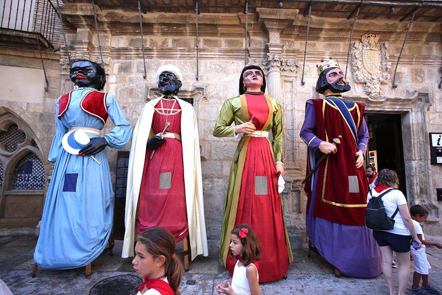 La salida de los gigantes María Puy y Andrés se hace de rogar