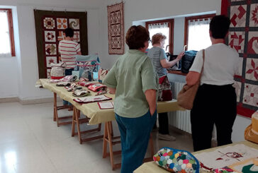 Una exposición muestra las piezas de patchwork y costura creativa realizadas en la biblioteca de Arróniz