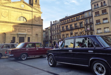 Los coches clásicos Seat ‘ocuparon’ la plaza de los Fueros