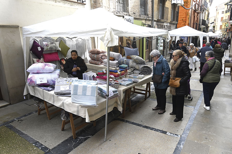 El Lizarrastock llenó las calles de Estella de oportunidades