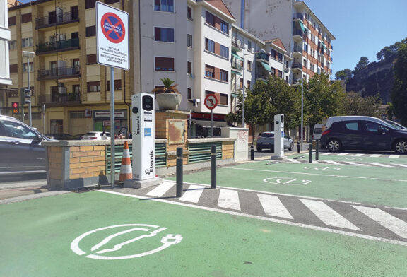 En funcionamiento, dos puntos de recarga para coches eléctricos en el parking de la estación
