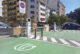 En funcionamiento, dos puntos de recarga para coches eléctricos en el parking de la estación