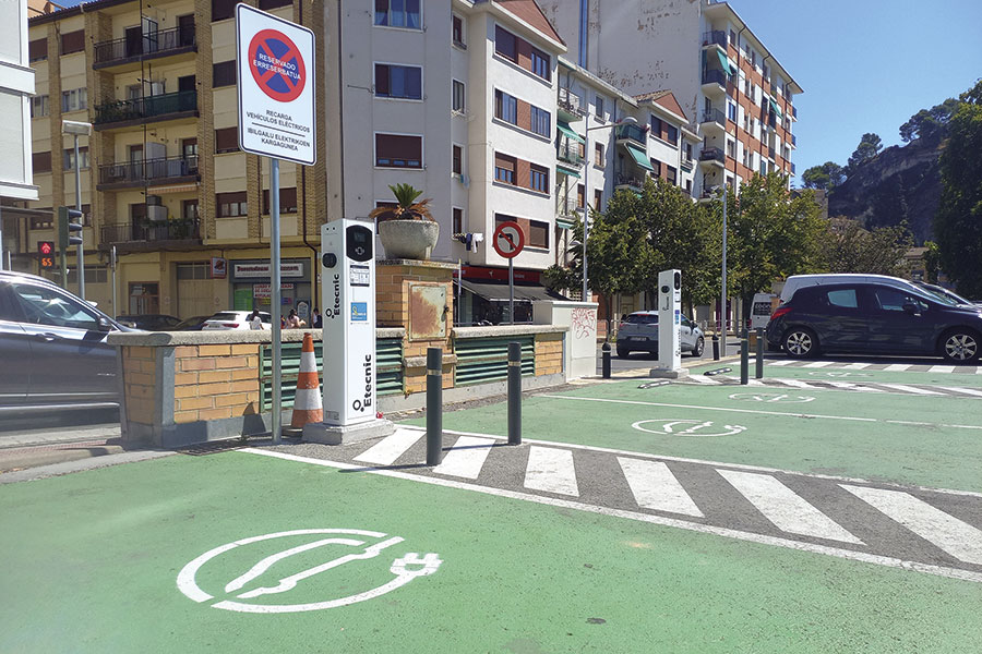 En funcionamiento, dos puntos de recarga para coches eléctricos en el parking de la estación