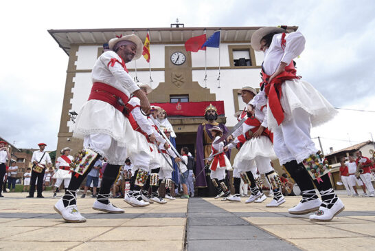 La música y los nuevos gigantes compartieron protagonismo en Ayegui