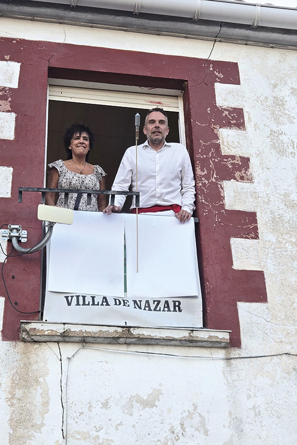 Marian Ganuza, gerente del Consorcio Tierra Estella, tiró el cohete de las fiestas de Nazar