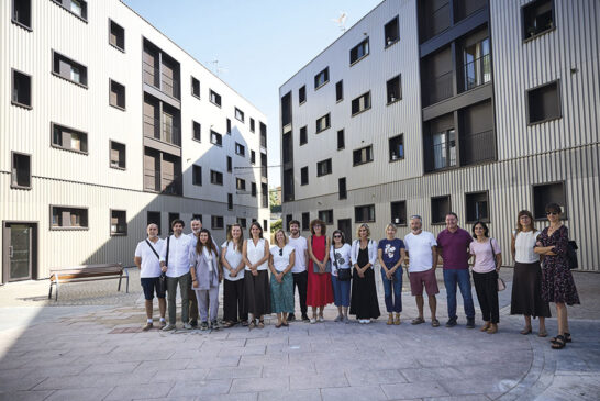La rehabilitación de la Plaza San José mejora el confort de 32 pisos en Estella