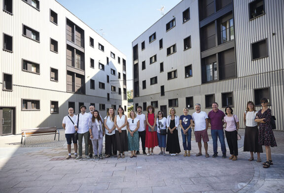La rehabilitación de la Plaza San José mejora el confort de 32 pisos en Estella