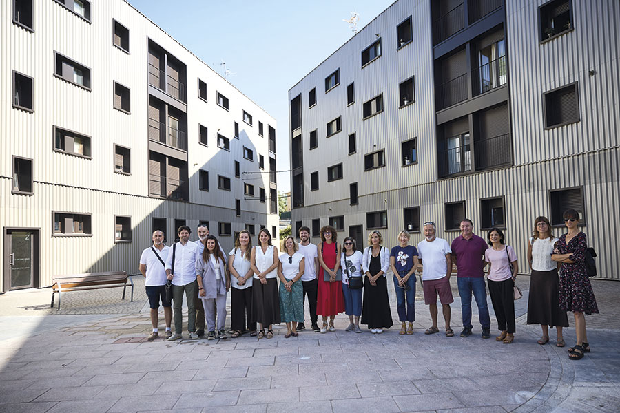 La rehabilitación de la Plaza San José mejora el confort de 32 pisos en Estella
