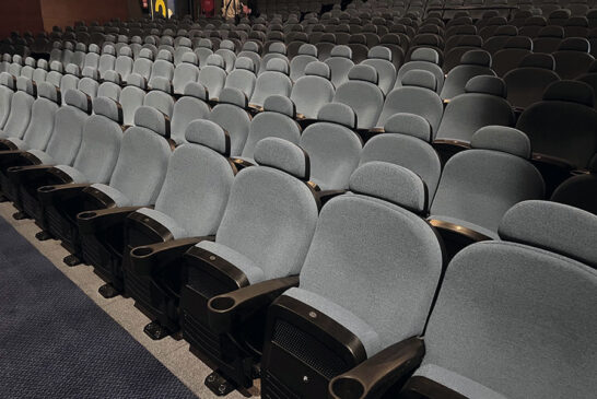 Los cines recuperan su actividad tras renovar las butacas y el escenario