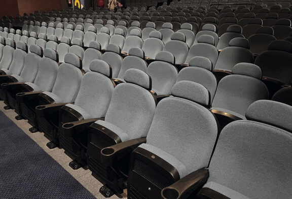 Los cines recuperan su actividad tras renovar las butacas y el escenario