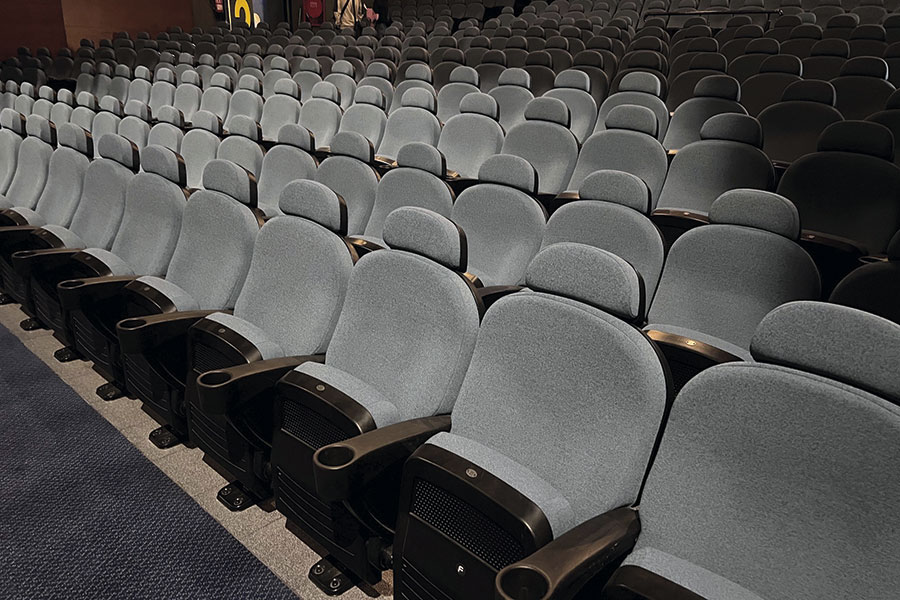 Los cines recuperan su actividad tras renovar las butacas y el escenario